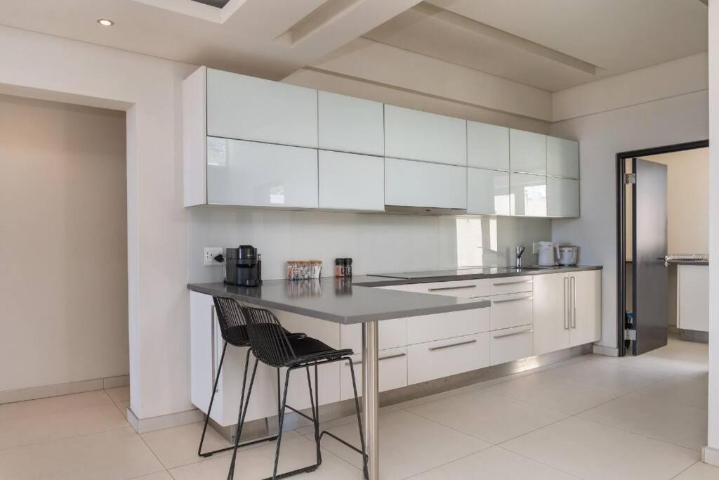 Camps Bay Grace - With Pool And Ocean Views * Le Cap